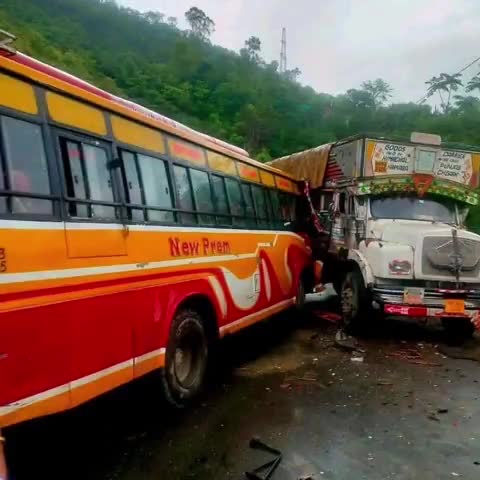 सोलन: दाड़लाघाट में दाड़लामोड़ के पास बस और ट्रक के बीच हुई भिड़ंत, वाहन हुए क्षतिग्रस्त