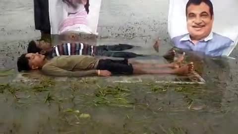 जानें, जान जोखिम में डालकर किस डैम के पानी में खटिया बिछाकर लेट गए किसान, फिर क्या हुआ,  क्यों सड़क परिवहन मंत्री नीतिन गडकरी, सीएम का फोटो लेकर डैम में हैं किसान।