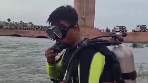 लाडपुरा: नयापुरा इलाके के चंबल नदी में कूदे युवक की तलाश नगर निगम की गोताखोर टीम ने दूसरे दिन भी जारी रखी