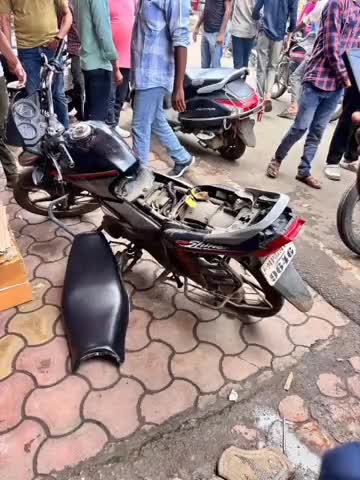 सीहोर नगर: शहर के आनंद डेयरी चौराहा पर बाइक की सीट के नीचे से निकला सांप, सुरक्षित निकाला गया बाहर