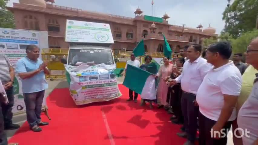 बीकानेर: कलेक्ट्रेट सभागार से जिला कलेक्टर ने ई-वेस्ट संग्रहण वाहन को हरी झंडी दिखाकर किया रवाना