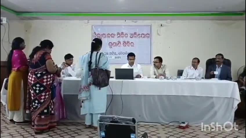 କୋଟପାଡ: ବୈପାରୀଗୁଡା ବ୍ଲକ ସଭାଗୃହରେ ଜିଲ୍ଲାପାଳଙ୍କ ମିଳିତ ଅଭିଯୋଗ ଶୁଣାଣି ଶିବିର ଅନୁଷ୍ଠିତ