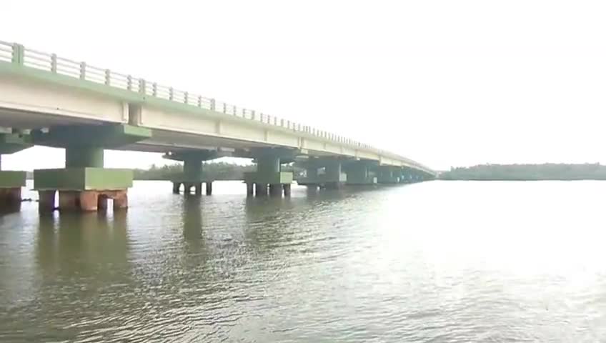 കണ്ണൂർ: വളപട്ടണം പുഴയിൽ ചാടിയ യുവാവിനെ കാണാതായി, കൂടെ ചാടിയ പെൺസുഹൃത്ത് നീന്തി രക്ഷപ്പെട്ടു