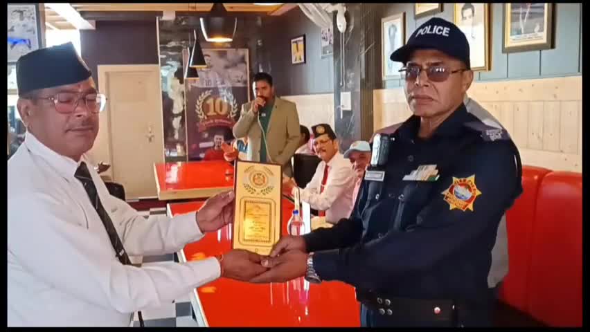 पिथौरागढ़: कर्तव्य परायणता और ईमानदारी के लिए सीपीयू में तैनात कांस्टेबल गणेश पांडे को पूर्व सैनिक संगठन द्वारा किया गया सम्मानित