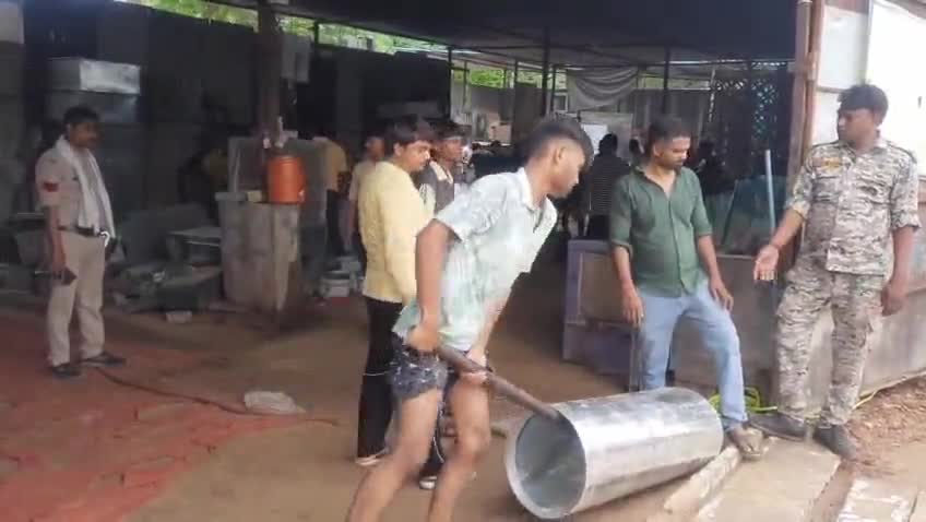 भिंड नगर: नगर पालिका अमले ने गौरी सरोवर से हटाया अतिक्रमण, SDM व तहसीलदार रहे मौजूद