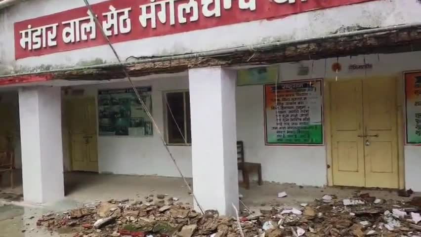 आबू रोड: आबूरोड के राजकीय महाविद्यालय में अचानक भरभराकर गिरा छज्जा, बारिश के दौरान पानी के रिसाव के चलते हुआ हादसा