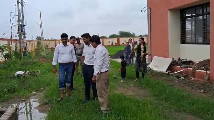 हरदा: आदर्श महाविद्यालय हरदा में कलेक्टर ने 'एक पेड़ माँ के नाम' अभियान के तहत किया पौधारोपण