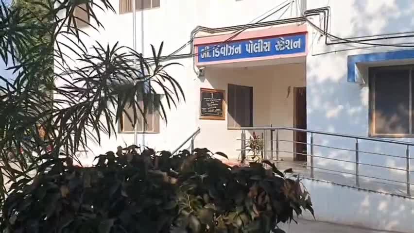 હિંમતનગર: બસ સ્ટેન્ડ સામે વાહન પાર્ક કરવા બાબતે ઝઘડો થતાં ત્રણ વિરૂધ્ધ હિંમતનગર બી ડિવિઝન પોલીસ મથકે નોંધાઈ ફરિયાદ