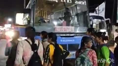 ಶಿರಸಿ: ಸಾಲ್ಕಣಿಗೆ ತೆರಳಲು ರಾತ್ರಿಯಾದರೂ ಬಾರದ ಬಸ್, ಶಿರಸಿ ಕೇಂದ್ರೀಯ ಬಸ್ ನಿಲ್ದಾಣದಲ್ಲಿ ಸಾಂಕೇತಿಕ ಪ್ರತಿಭಟನೆ