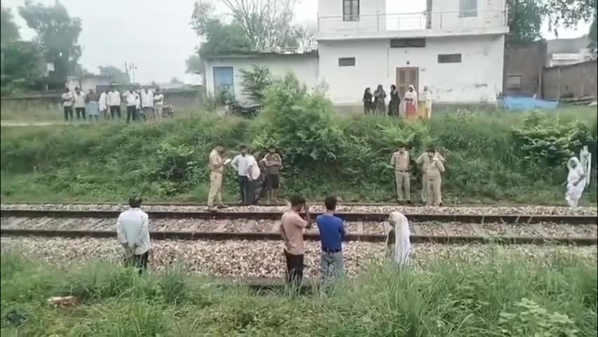 महावन: लक्ष्मी नगर के पास राया मथुरा रेलवे ट्रैक पर मिला अज्ञात युवक का शव, नहीं हुई शव की पहचान