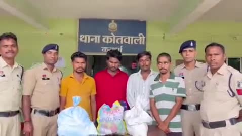 कवर्धा: कवर्धा थाना क्षेत्र में अवैध शराब की बिक्री और परिवहन करने वाले 4 आरोपियों को 79 पौवा देसी शराब के साथ किया गया गिरफ्तार