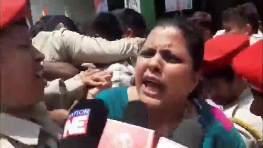 গোলাঘাট: গীৰ গাই বিতৰ্কক লৈ মুখ্যমন্ত্ৰীৰ উপস্থিতিত জিলা কংগ্ৰেছ কাৰ্যালয়ৰ সন্মুখত কংগ্ৰেছৰ প্ৰতিবাদ, আৰক্ষীৰ সৈতে বাকযুদ্ধ