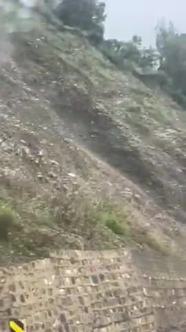 सोलन: सलोगड़ा में NH-5 पर पहाड़ी से गिरे पत्थर, मोटरसाइकिल चालक बाल-बाल बचा