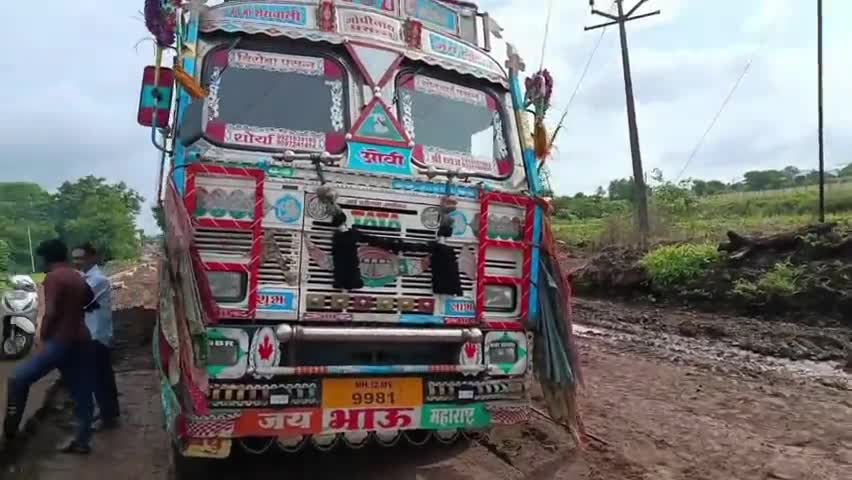सातारा: पळशी येथे चिखलात मालवाहू ट्रक रुतला, स्थानिकांनी रस्त्याच्या ठेकेदाराविरोधात व्यक्त केल्या तीव्र भावना