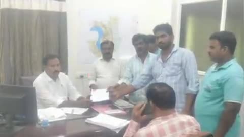 జమ్మలమడుగు: స్థానిక మున్సిపల్ కమీషనర్‌కు సమ్మె నోటీసు అందజేసిన మున్సిపల్ కార్మికులు