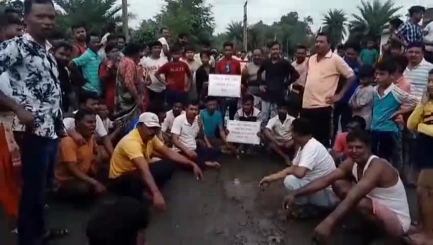 জামুরিয়া: বেহাল রাস্তা সংস্কারের দাবিতে জামুরিয়া চুরুলিয়ায় রাস্তা অবরোধ স্থানীয়দের #jansamasya