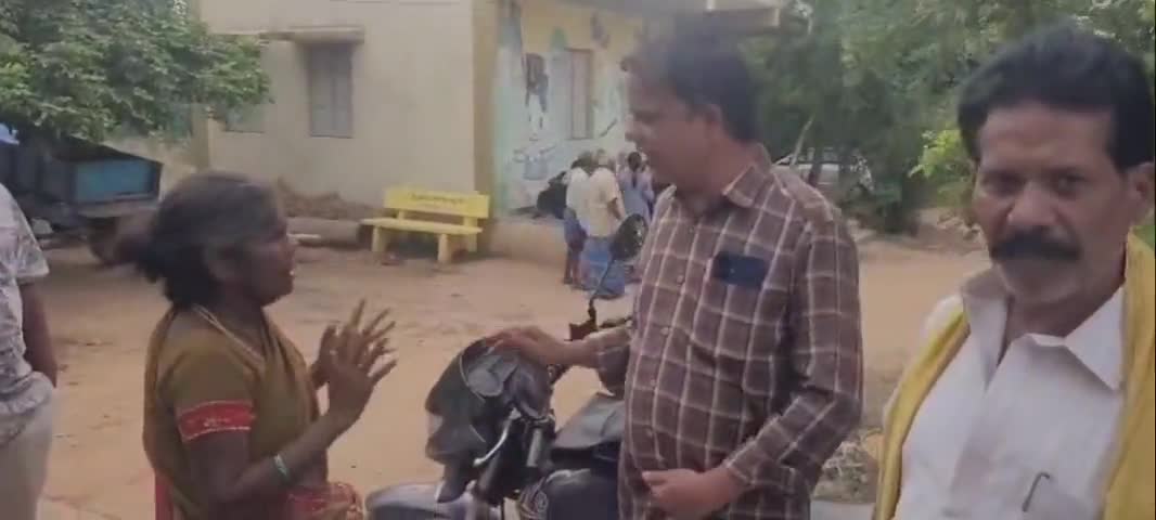 తనకు పెన్షన్ డబ్బులు తక్కువ ఇచ్చి మిగిలిన మొత్తం కాజేశారంటూ తిరుపతి రూరల్‌లో మహిళ ఆవేదన