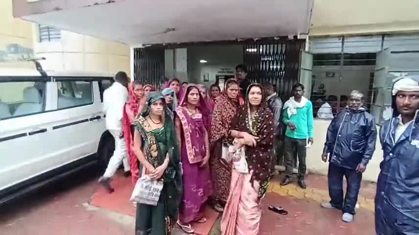 नरसिंहपुर: शासकीय योजनाओं का लाभ नहीं मिलने पर गंगई ग्राम की महिलाओं ने कलेक्ट्रेट में डिप्टी कलेक्टर को दिया ज्ञापन #jansamasya
