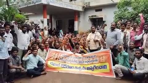 జహీరాబాద్: హోతి కేలో నిర్మించిన డబుల్ బెడ్ రూమ్ ఇళ్లను అప్పగించాలని తహసీల్దార్ కార్యాలయాన్ని ముట్టడించిన లబ్ధిదారులు