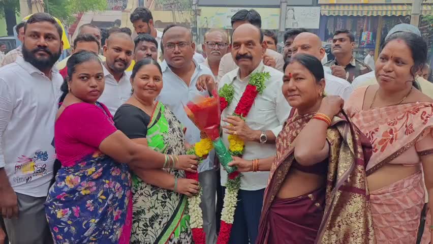 నంద్యాలలో లబ్ధిదారులకు పెన్షన్లు పంపిణీ చేసిన మంత్రి ఫరూక్