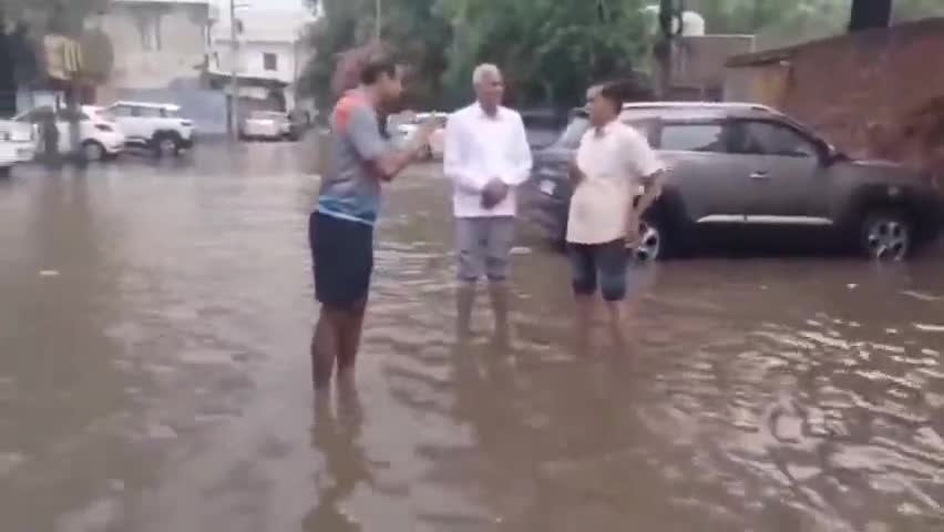 महेंद्रगढ़: बारिश से नागरिक अस्पताल व बस स्टैंड महेंद्रगढ़ सहित पूरा शहर हुआ जलमग्न, विधायक ने किया दौरा