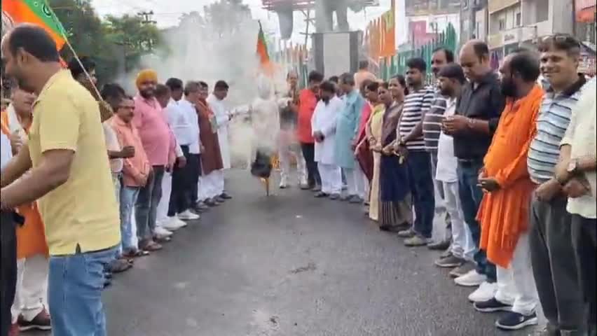 रामगढ़: सुभाष चौक पर भाजपा ने हूल दिवस पर किए गए लाठीचार्ज के खिलाफ फूंका मुख्यमंत्री का पुतला