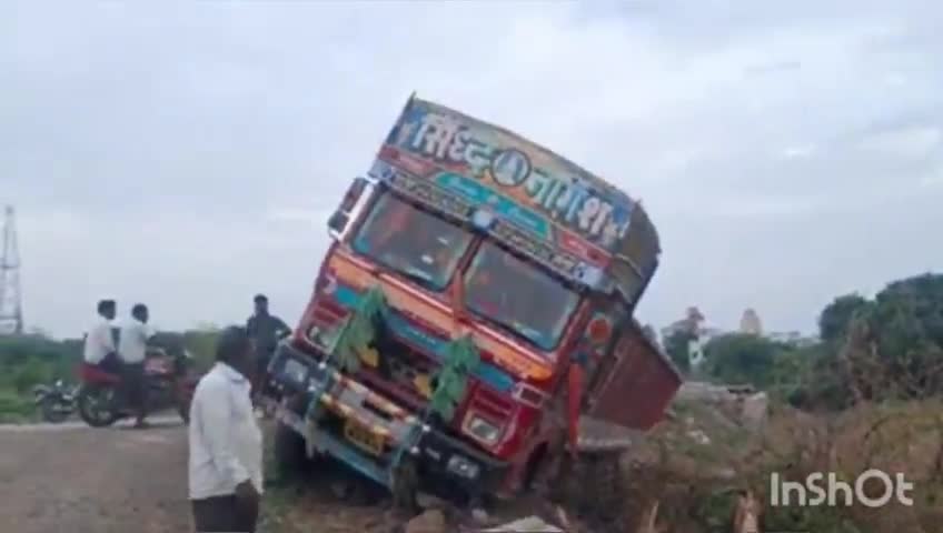 सांगोला: महूद येथे मालट्रक रस्त्याच्या खाली गेल्याने अपघात; सुदैवाने जीवितहानी नाही