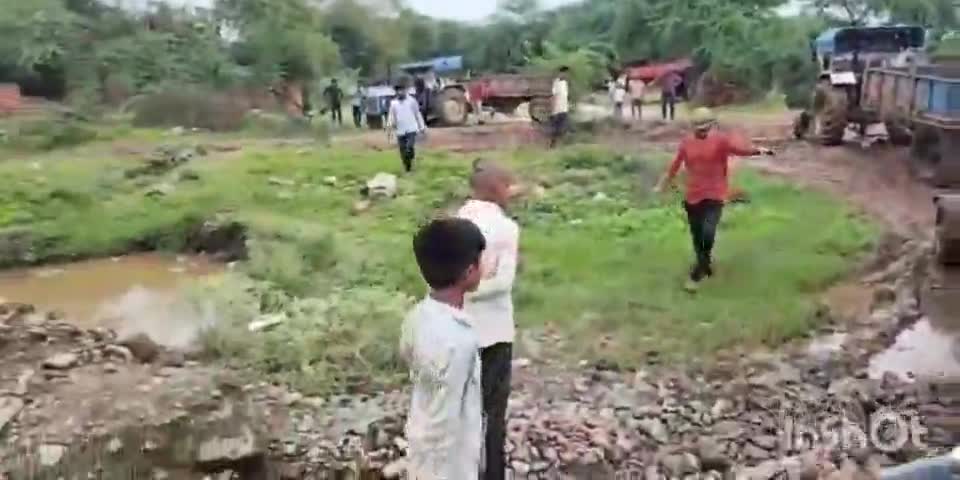 कुक्षी: बाग की बागनी नदी में JCB मशीन से किया जा रहा है रेत का अवैध उत्खनन, संजय कॉलोनी के निवासियों ने जताया विरोध