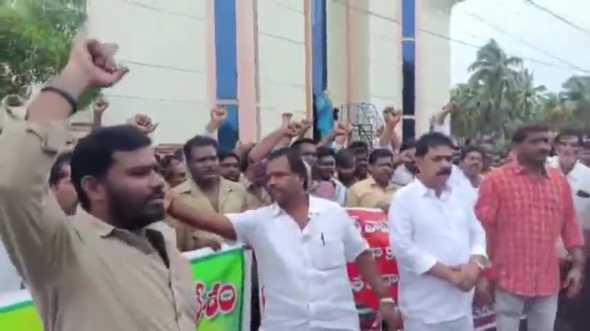 మోటార్ వాహనాల ఫిట్‌నెస్‌కు యాంత్రిక విధానం వద్దంటూ పట్టణంలో ఆటో డ్రైవర్లు నిరసన