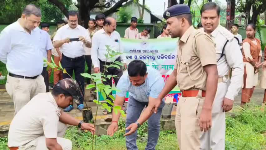 କାମାକ୍ଷାନଗର: ଜିରିଡାମାଳି ଉଚ୍ଚ ବିଦ୍ୟାଳୟରେ ବନ ମହୋତ୍ସବ ପାଳିତ, ଯୋଗଦେଲେ ବ୍ଲକ ଅଧ୍ୟକ୍ଷ ପ୍ରେମାନନ୍ଦ ସାହୁ