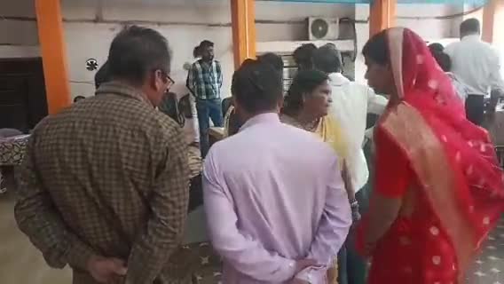 नरसिंहपुर: बौछार गांव की सरपंच व ग्रामीणों ने पीएचसी में डॉक्टर के नहीं आने का लगाया आरोप, कलेक्ट्रेट पहुंचकर की शिकायत