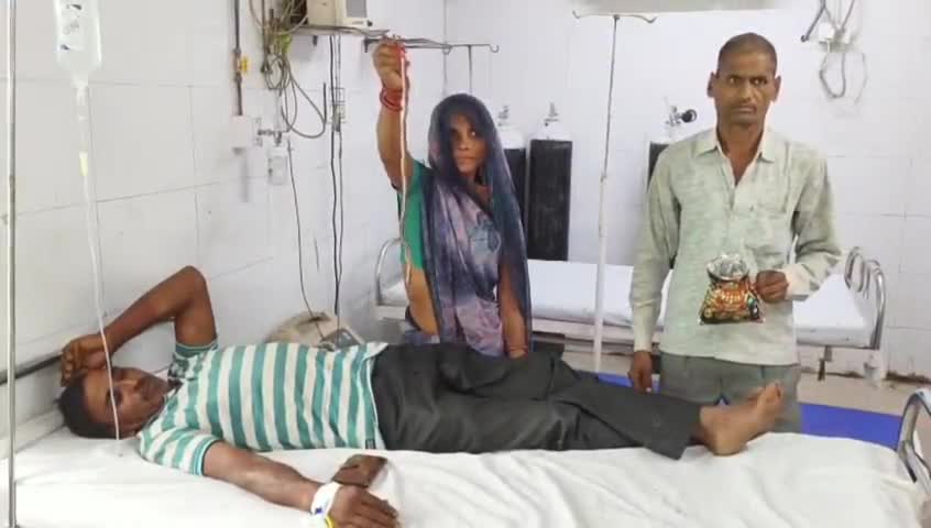 महोबा: घटेहरा में पति को काटने वाले सांप को लेकर अस्पताल पहुंची जिला महिला, बोली- डॉक्टर साहब इसी ने पति को काटा है, इलाज कीजिए