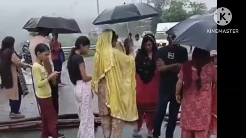भोरंज: झनिक्कर में NH-3 को किया बंद, हाइवे निर्माण अथॉरिटी के खिलाफ लोगों ने जमकर की नारेबाजी
