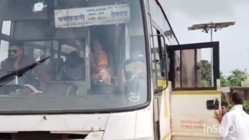 देवगड: देवगड-कणकवली बस अनियमित, विद्यार्थी, पालकांनी छेडले मुणगे येथे आंदोलन #jansamasya