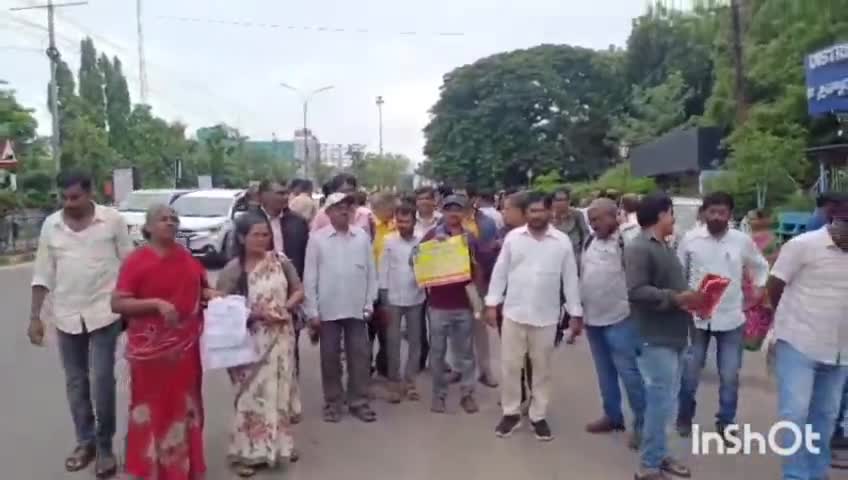 అక్షర చిట్ ఫండ్స్ యజమానిపై చర్యలు తీసుకోవాలంటూ అదాలత్ జంక్షన్ నుంచి చిట్ ఫండ్స్ హెడ్ ఆఫీస్ వరకు బాధితులు నిరసన