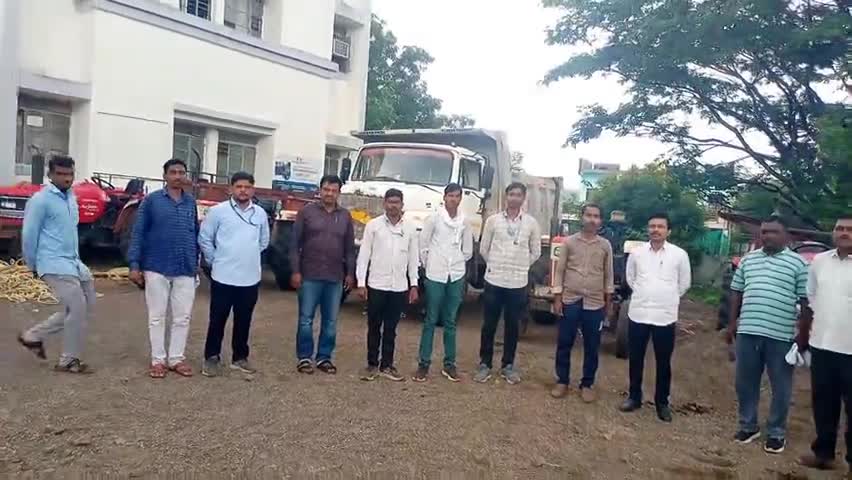 औंढा नागनाथ: महसूल पथकाची वाळू तस्करीवर दबंग कारवाई, धार शिवारात ४ ट्रॅक्टर हेडसह किनी यंत्र व वाळू तस्करी करणारे २ वाहने पकडली