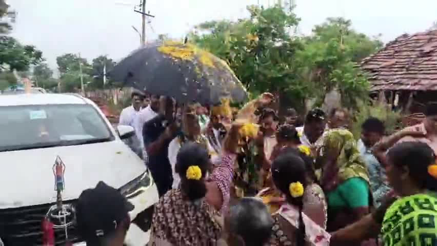 ఇల్లందు: ఇల్లెందులో పర్యటించి రాజేశ్వరి అనే వికలాంగురాలి కుటుంబానికి ఇందిరమ్మ ఇల్లు కెటాయించిన ఎమ్మెల్యే కోరం కనకయ్య