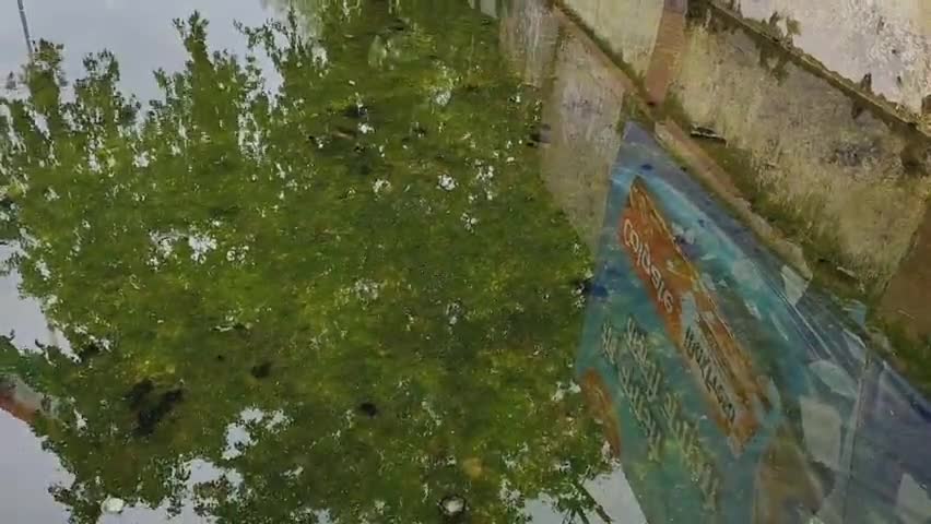 मंदसौर: दीवार में बने छेद को बंद करने से मंदसौर रेलवे स्टेशन पर हुआ जलभराव, नगर पालिका की टीम ने खुलवाया छेद