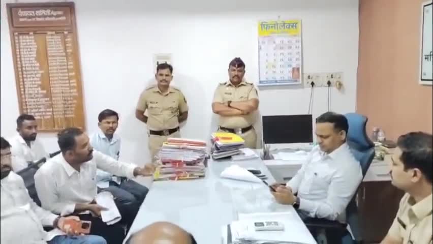 नंदुरबार: विविध मागण्यांसाठी प्रहार संघटना जिल्हाप्रमुख यांचे पंचायत समितीसमोर उलट लटकून आंदोलन