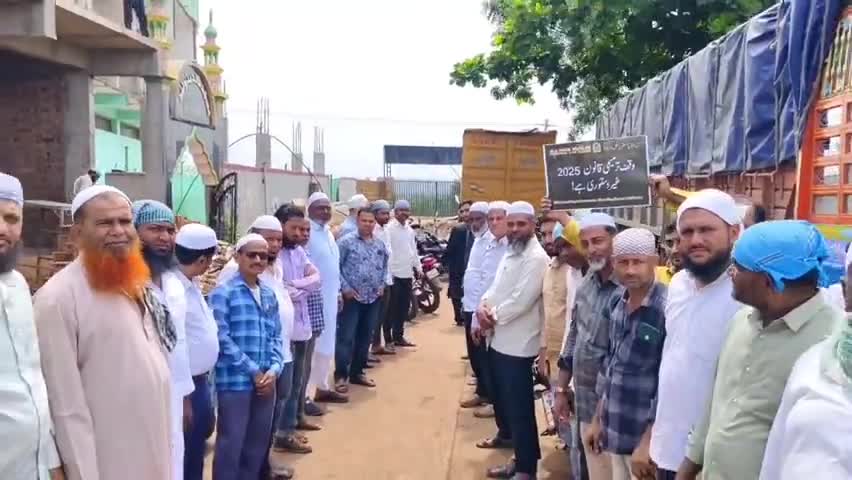 ಬಸವಕಲ್ಯಾಣ: ಕೇಂದ್ರ ಸರ್ಕಾರದ ಮುಸ್ಲಿಂ ವಿರೋಧಿ ನೀತಿ ಖಂಡಿಸಿ ನಗರದ ವಿವಿಧೆಡೆ ಮಾನವ ಸರಪಳಿ ನಿರ್ಮಿಸಿ ಪ್ರತಿಭಟನೆ