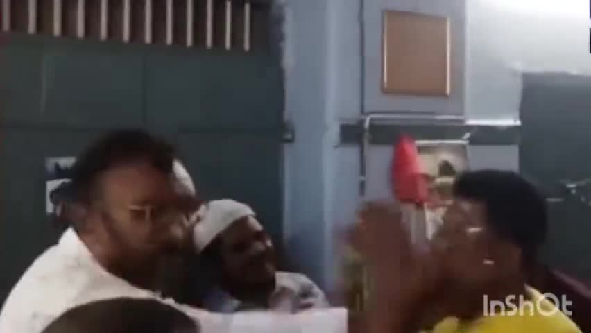 ఆదోని: ఆదోని RTO కార్యాలయంలో విధులు నిర్వహిస్తున్న ఓ ప్రభుత్వ ఉద్యోగి మామూళ్ల కోసం ఏజెంట్లతో గొడవ