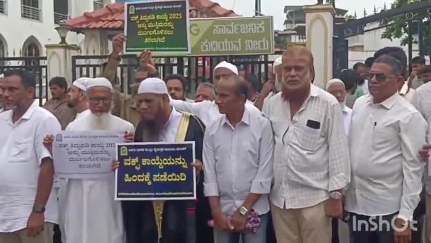 ಉಡುಪಿ: ವಕ್ಫ್ ತಿದ್ದುಪಡಿ ಕಾಯ್ದೆ ವಿರೋಧಿಸಿ ನಗರದ ವಿವಿಧೆಡೆ ಮುಸ್ಲಿಂ ಸಮುದಾಯದಿಂದ ಮಾನವ ಸರಪಳಿ ನಿರ್ಮಿಸಿ ಪ್ರತಿಭಟನೆ