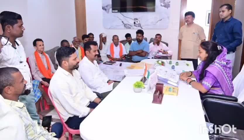 सूरजपुर: वीरपुर स्थित अपने निजी निवास कार्यालय में मंत्री लक्ष्मी राजवाड़े ने सुनीं जनता की समस्याएं