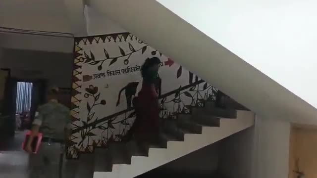 आदित्यपुर गम्हरिया: डीडीसी ने प्रखंड सह अंचल कार्यालय का औचक निरीक्षण किया, बीडीओ कार्यालय कक्ष के बाहर दिखी मादा श्वान