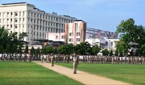 नौगढ़: पुलिस अधीक्षक ने पुलिस लाइन में साप्ताहिक परेड की ली सलामी