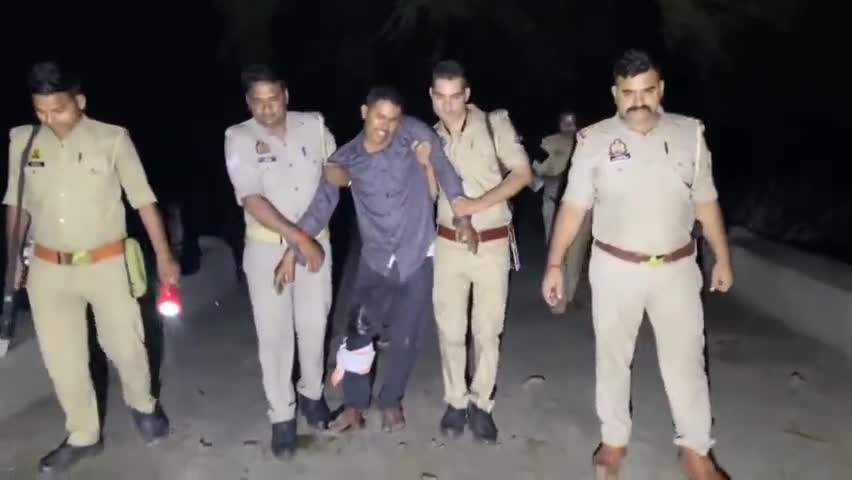 महोबा: धरौन में पुलिस ने मुठभेड़ में ₹25 हजार के इनामी बदमाश को किया गिरफ्तार, बदमाश के पैर में लगी गोली