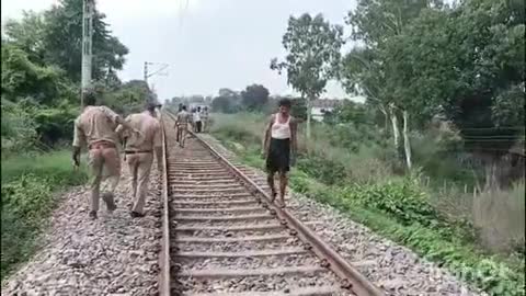 मुंशीगंज के औघड़ आश्रम के पास रेलवे ट्रैक पर क्षत-विक्षत हालत में मिला एक व्यक्ति का शव, पुलिस जांच में जुटी