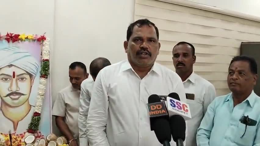 సిద్దిపేట అర్బన్: కలెక్టర్ కార్యాలయంలో జరిగిన దొడ్డి కొమురయ్య జయంతిలో పాల్గొన్న అఖిలభారత యాదవ సంఘం ప్రధాన కార్యదర్శి శ్రీహరి యాదవ్