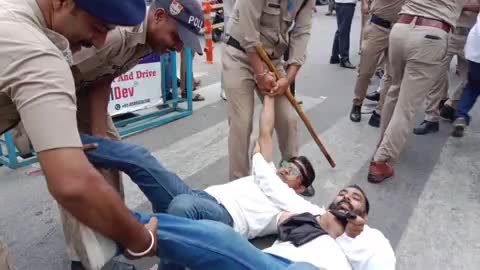 हरिद्वार: सीएम धामी को काले झंडे दिखाने जा रहे कांग्रेस कार्यकर्ताओं को पुलिस ने रानीपुर मोड़ पर रोका, हुई तीखी नोकझोंक