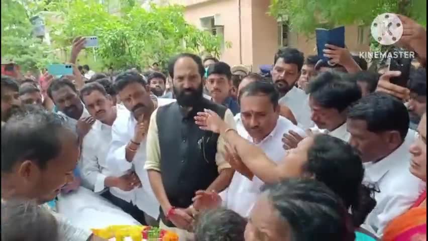 నకిరేకల్: పామనుగుండ్ల వద్ద రోడ్డు ప్రమాదంలో మృతి చెందిన శ్రీను భౌతిక కాయానికి నివాళులు అర్పించిన మంత్రి ఉత్తమ్  కుమార్ రెడ్డి